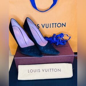 Louis Vuitton Silk Monogram Heels. Authentic. Incl Box. Dust Covers. So classic